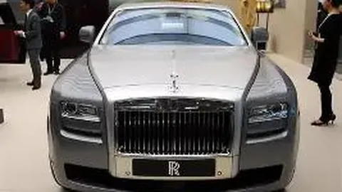 奚梦瑶与何猷君甜蜜互动，夫妇二同饮饮料秀恩爱